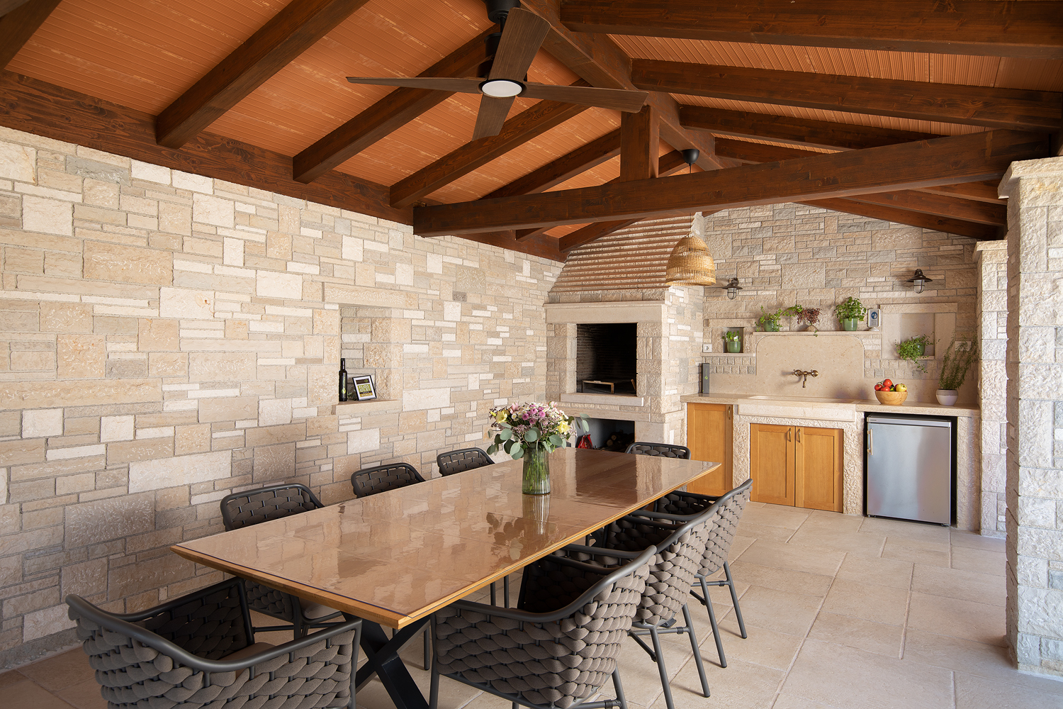 Eine Steinvilla mit Swimmingpool und Olivenhain