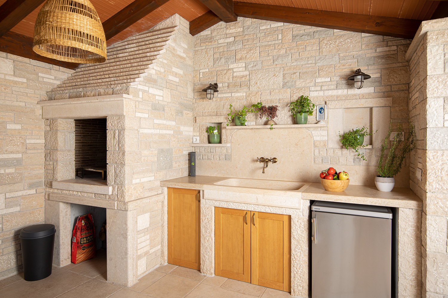 Eine Steinvilla mit Swimmingpool und Olivenhain