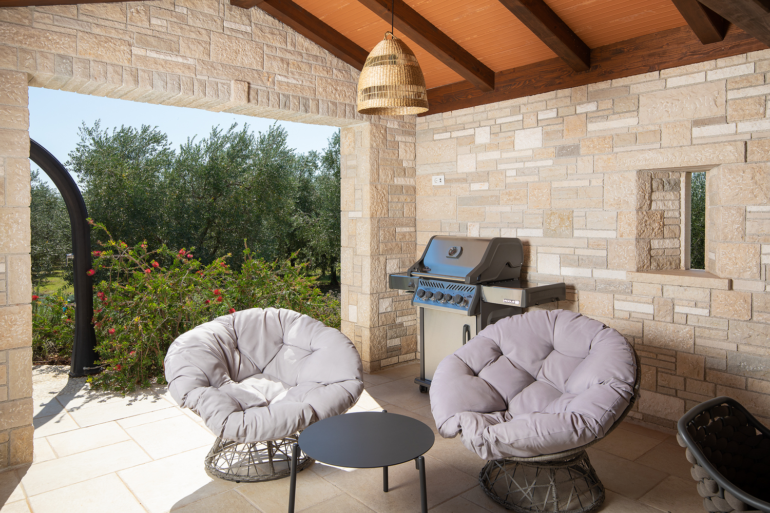 Eine Steinvilla mit Swimmingpool und Olivenhain