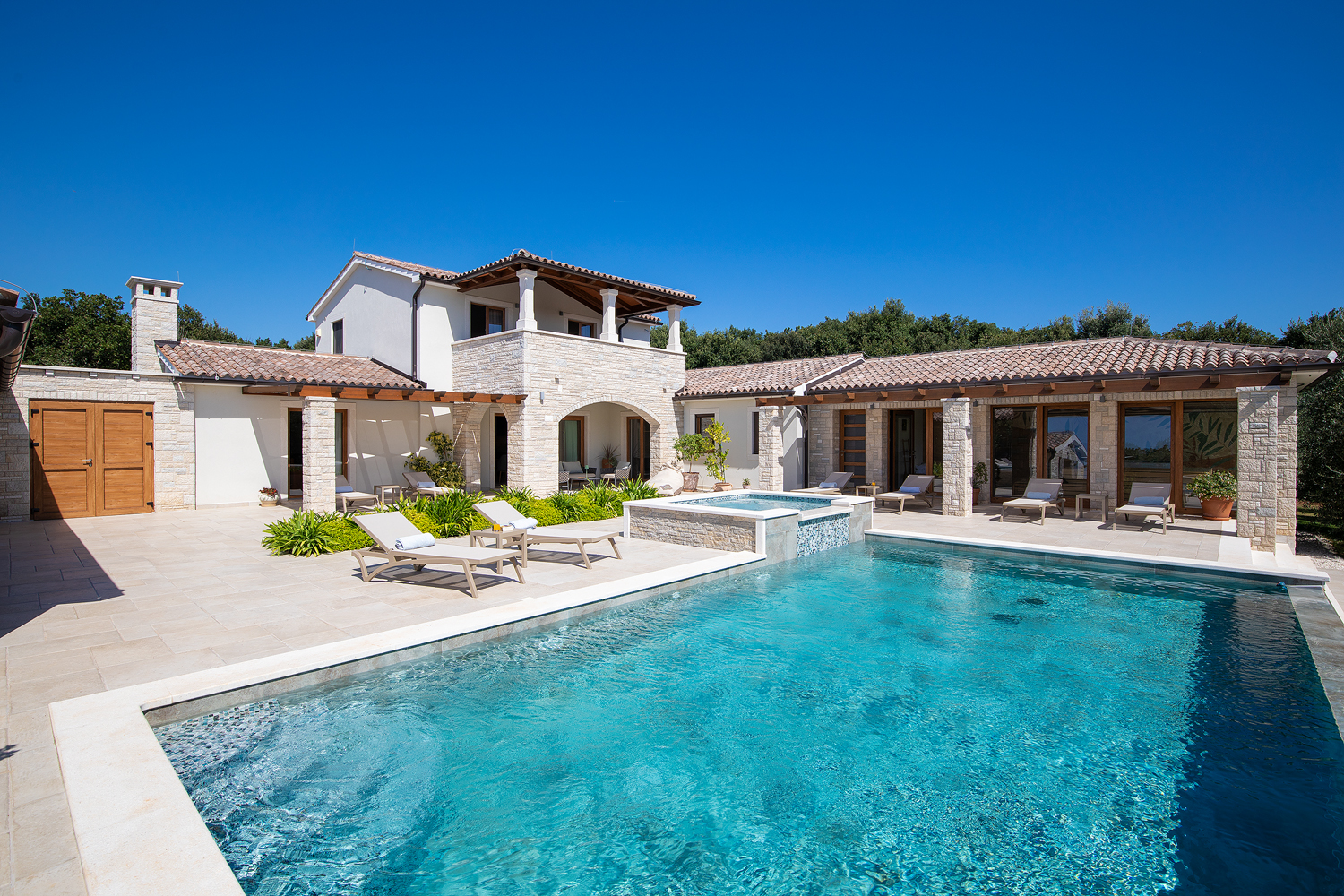 Eine Steinvilla mit Swimmingpool und Olivenhain