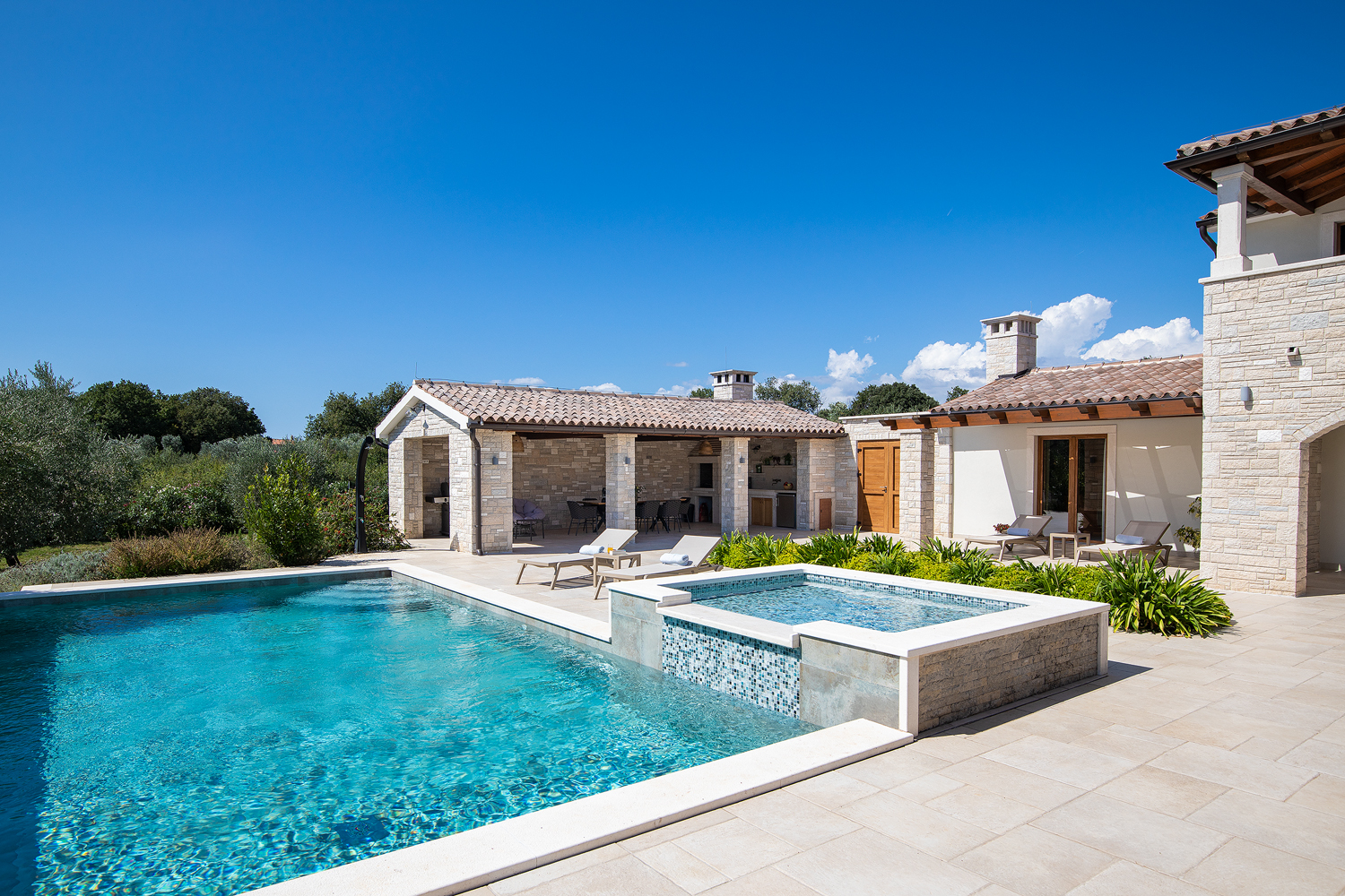 Eine Steinvilla mit Swimmingpool und Olivenhain