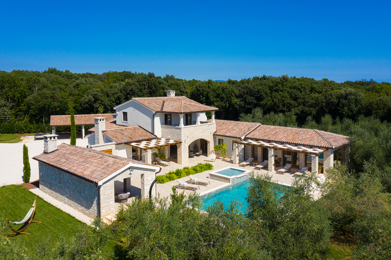 Eine Steinvilla mit Swimmingpool und Olivenhain