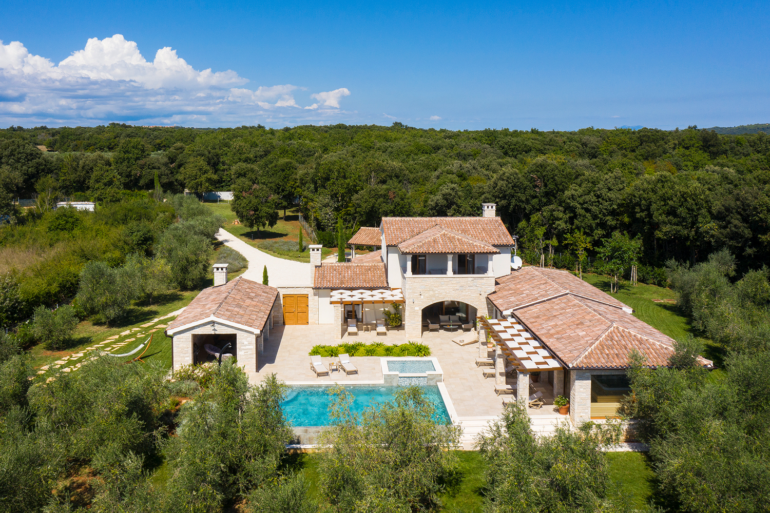 Eine Steinvilla mit Swimmingpool und Olivenhain