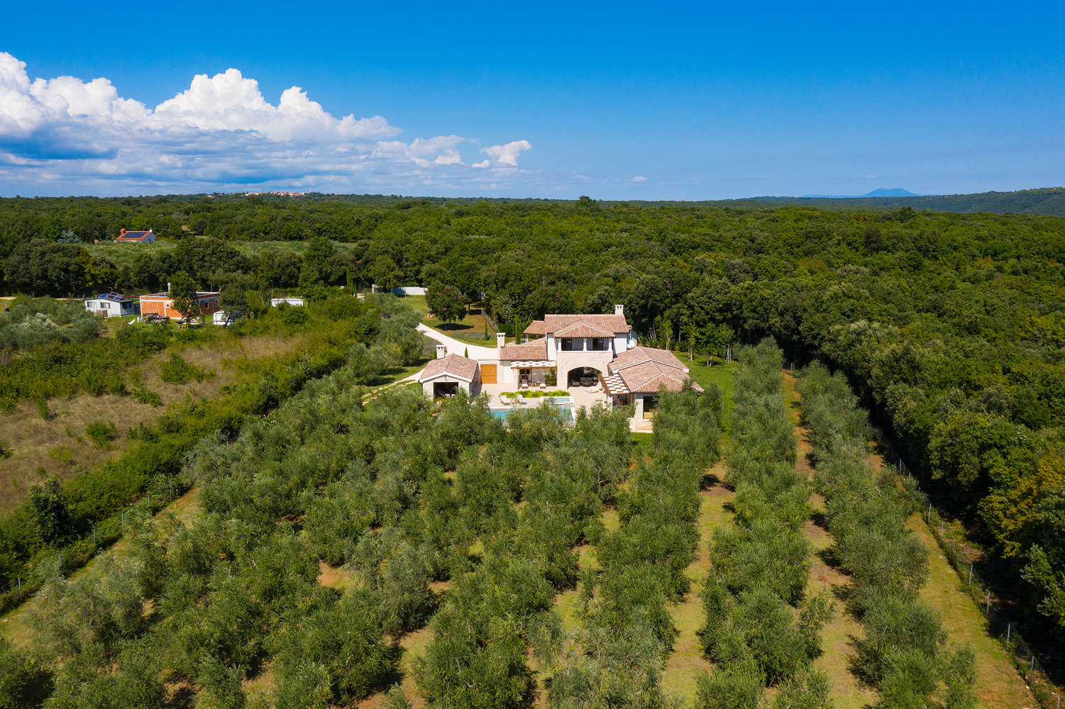Eine Steinvilla mit Swimmingpool und Olivenhain