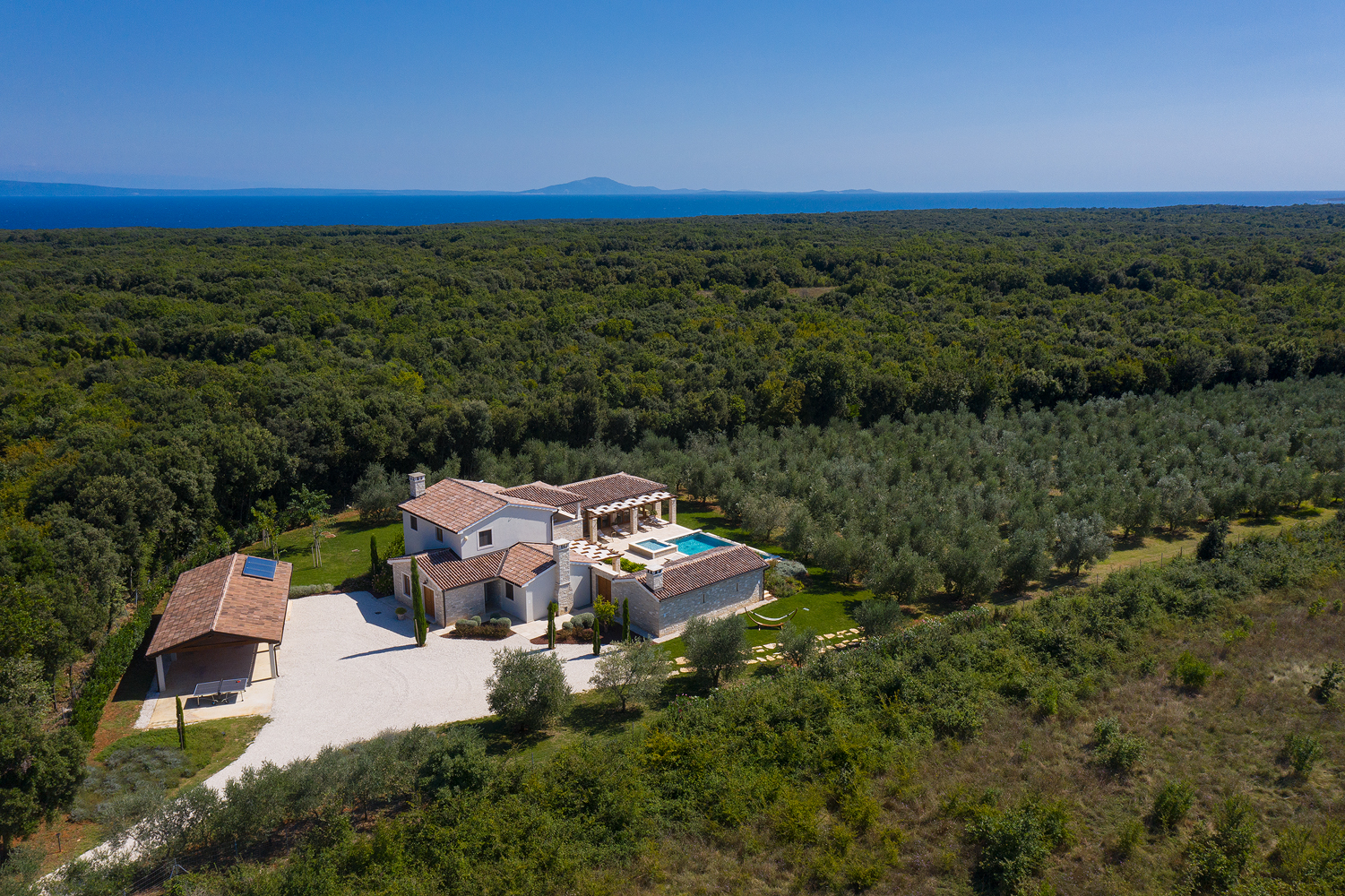 Eine Steinvilla mit Swimmingpool und Olivenhain