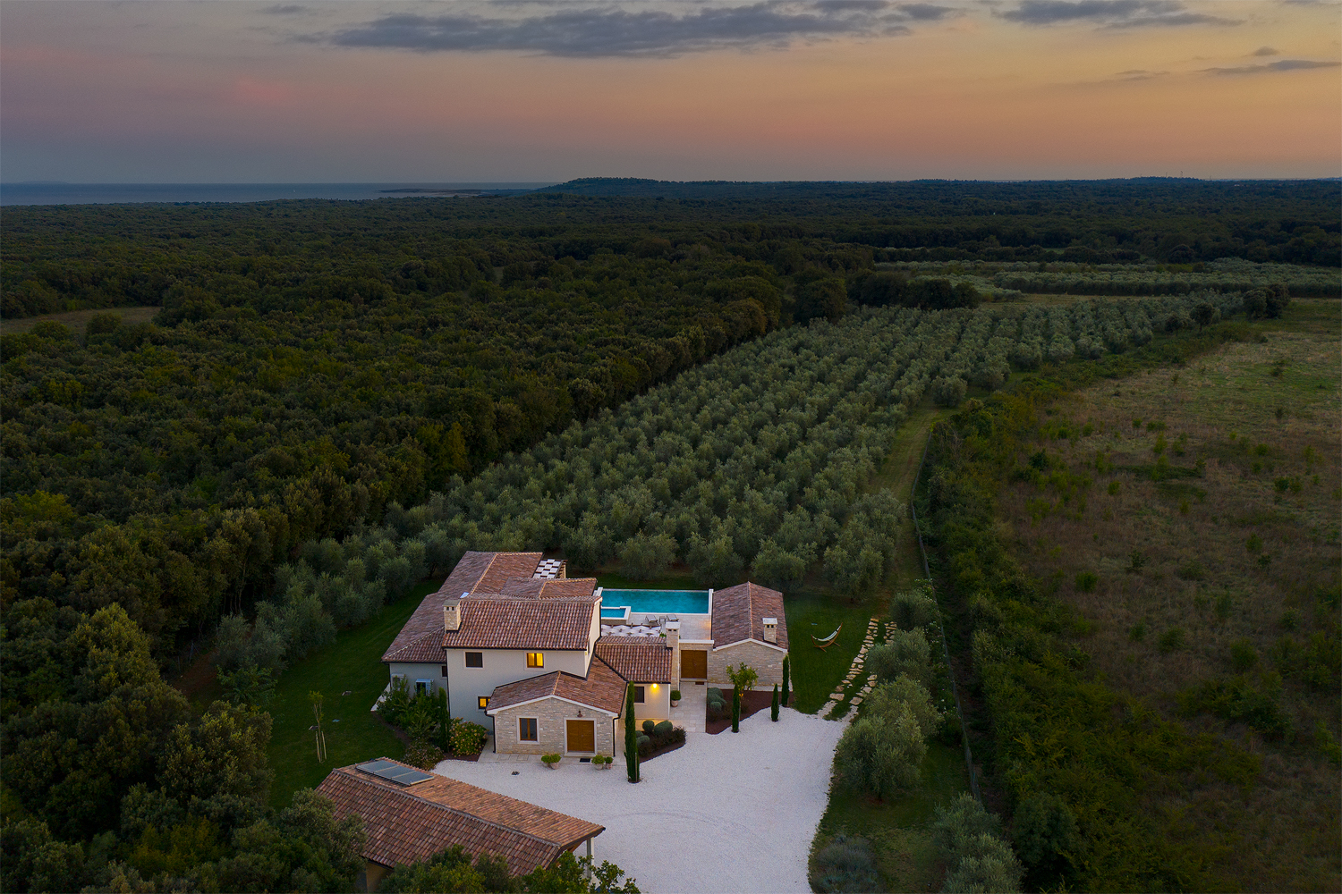 Eine Steinvilla mit Swimmingpool und Olivenhain