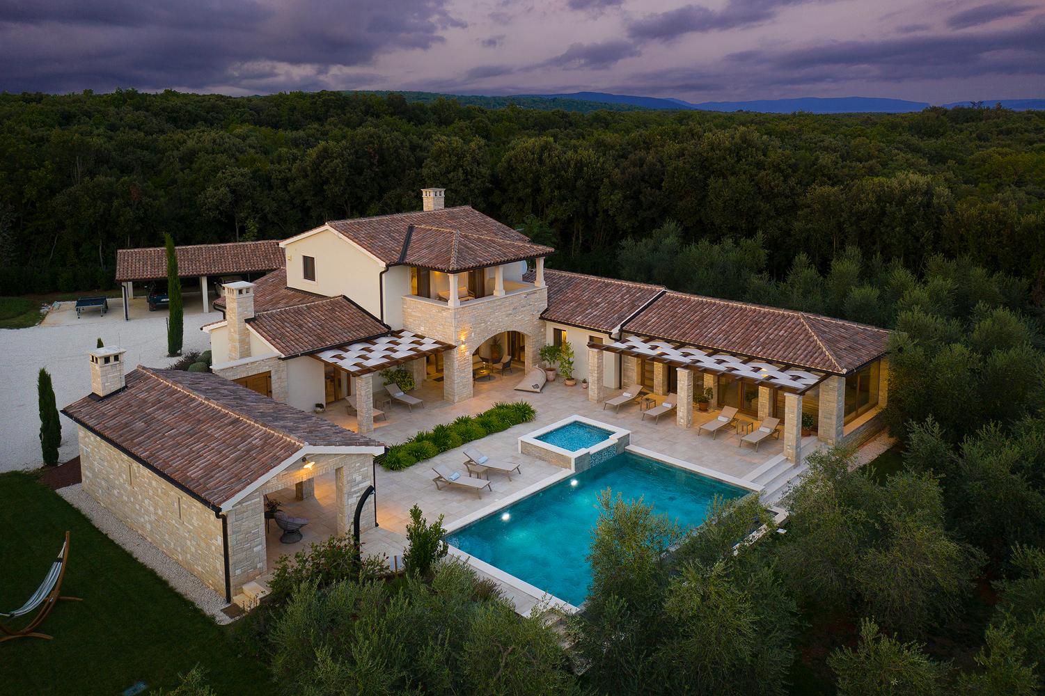 Eine Steinvilla mit Swimmingpool und Olivenhain