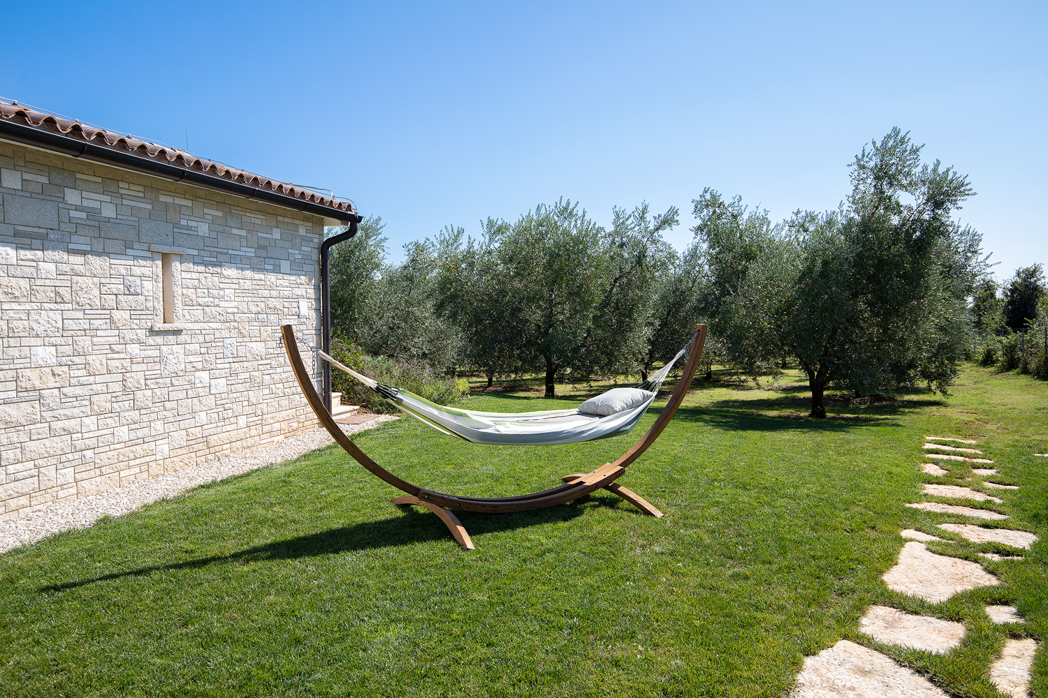 Eine Steinvilla mit Swimmingpool und Olivenhain