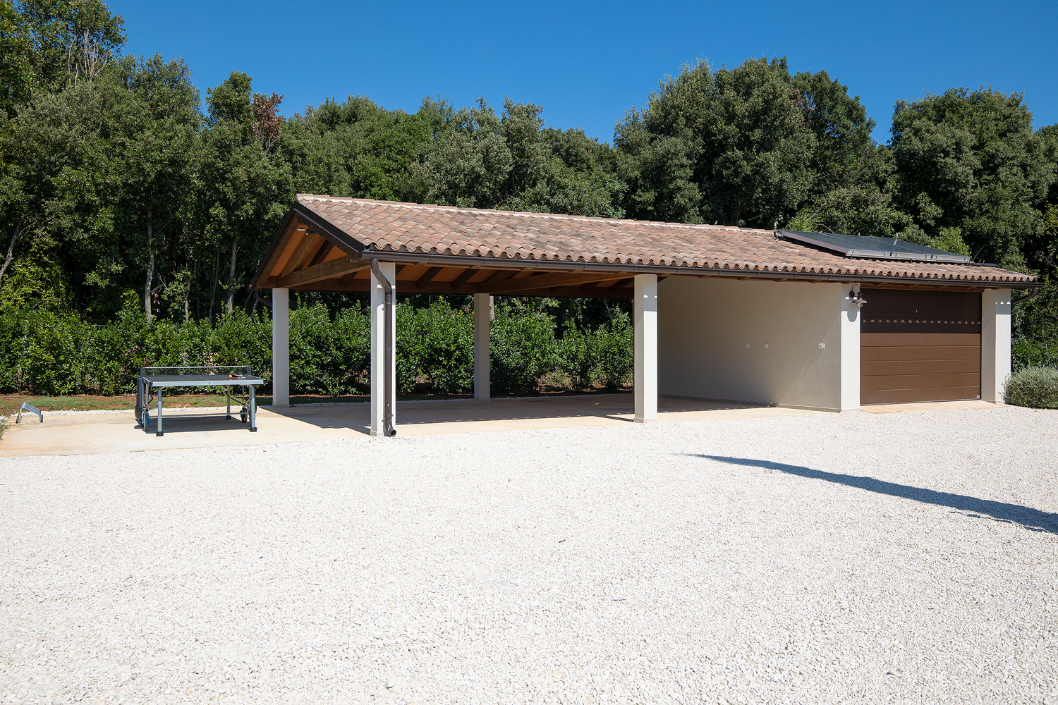 Eine Steinvilla mit Swimmingpool und Olivenhain