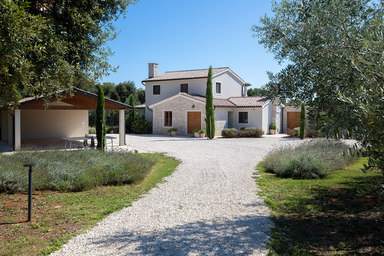 Eine Steinvilla mit Swimmingpool und Olivenhain