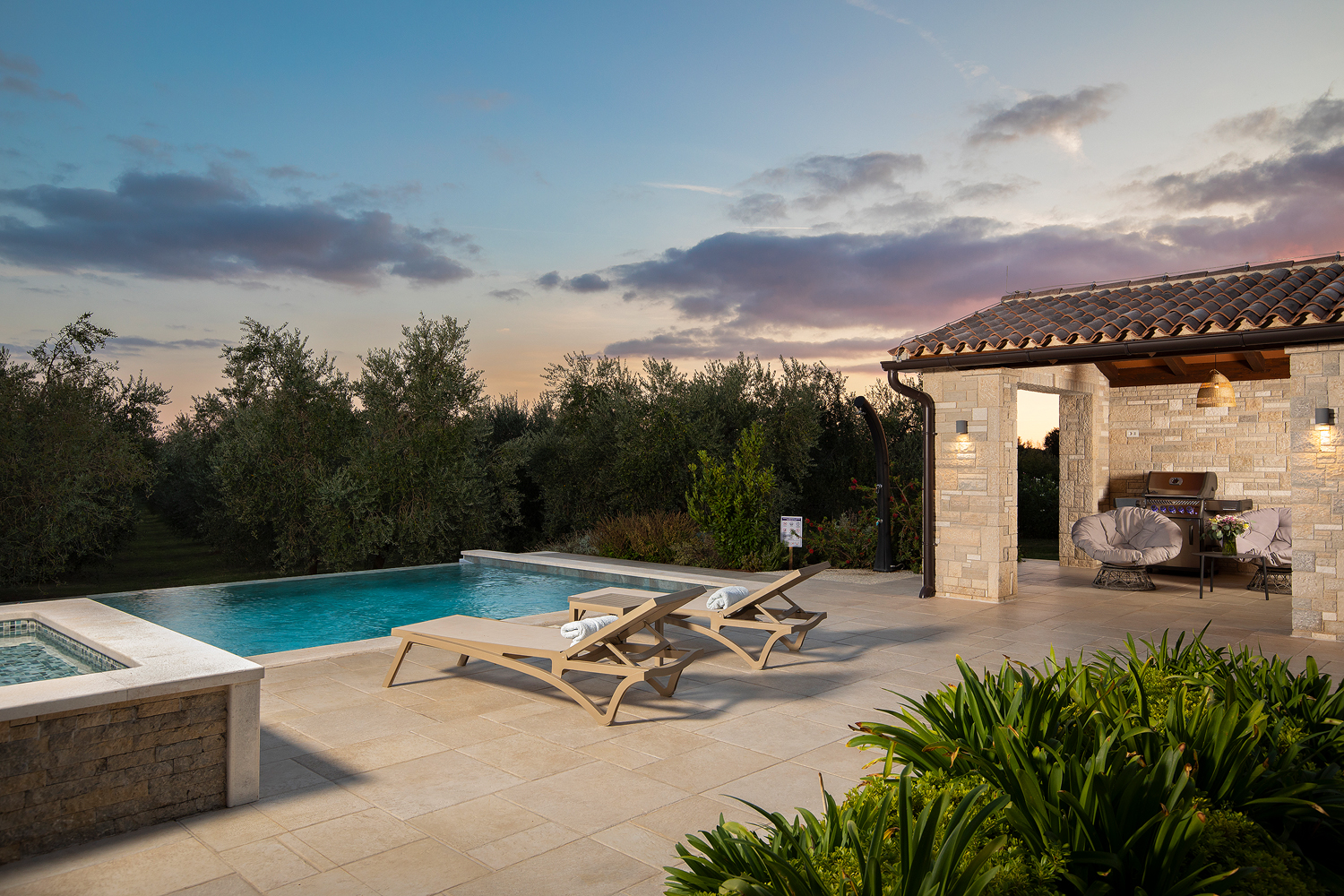 Eine Steinvilla mit Swimmingpool und Olivenhain