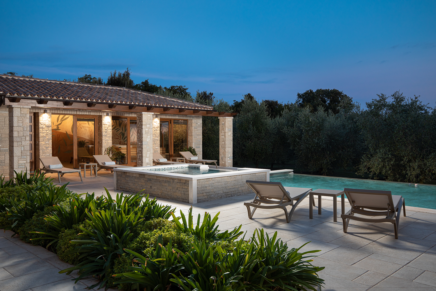 Eine Steinvilla mit Swimmingpool und Olivenhain