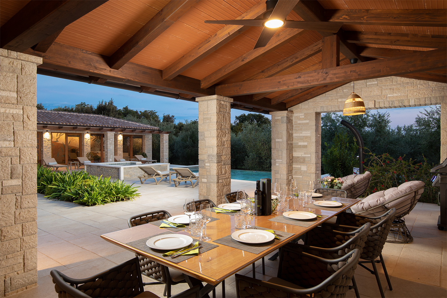 Eine Steinvilla mit Swimmingpool und Olivenhain