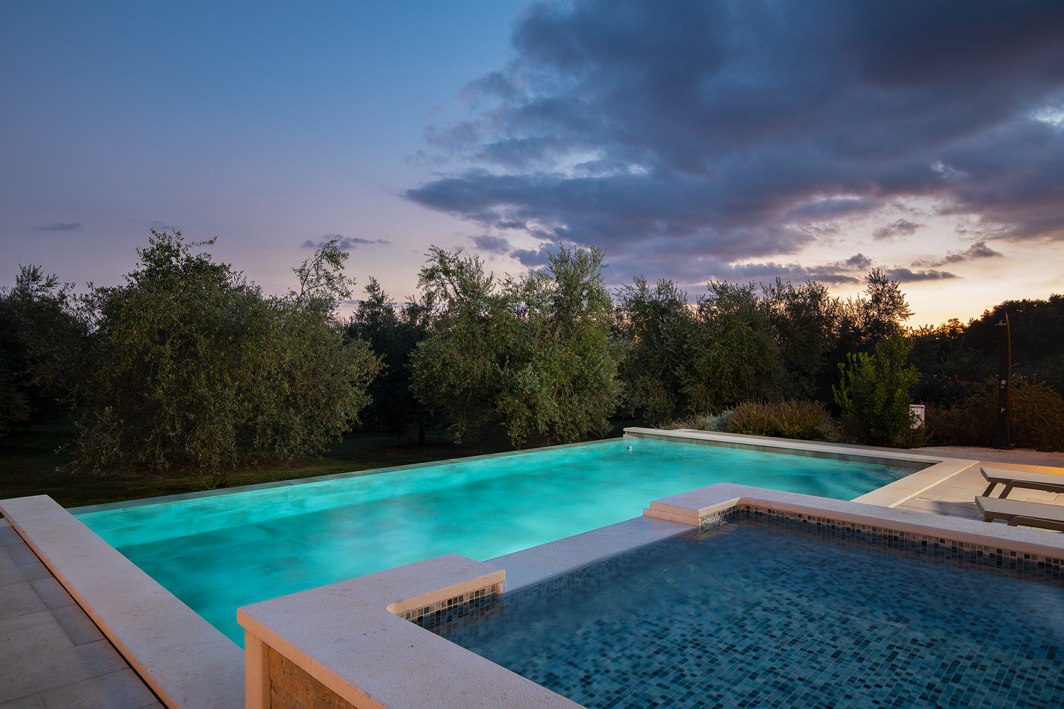 Eine Steinvilla mit Swimmingpool und Olivenhain