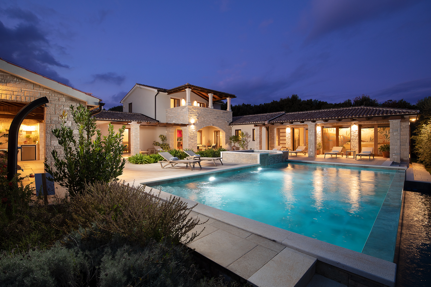 Eine Steinvilla mit Swimmingpool und Olivenhain