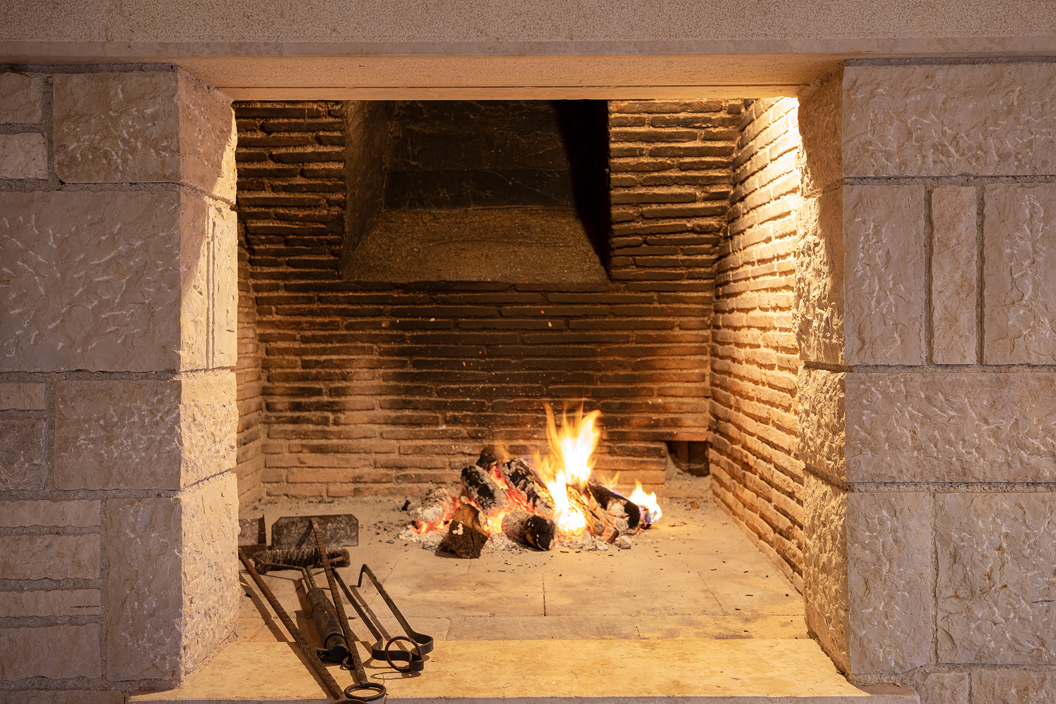 Eine Steinvilla mit Swimmingpool und Olivenhain