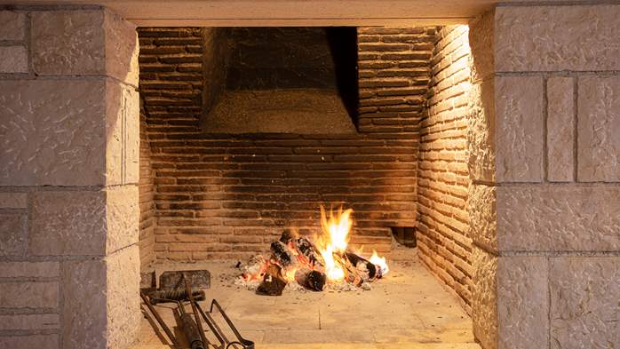 Stone villa with swimming pool and olive grove in the quit area, 17