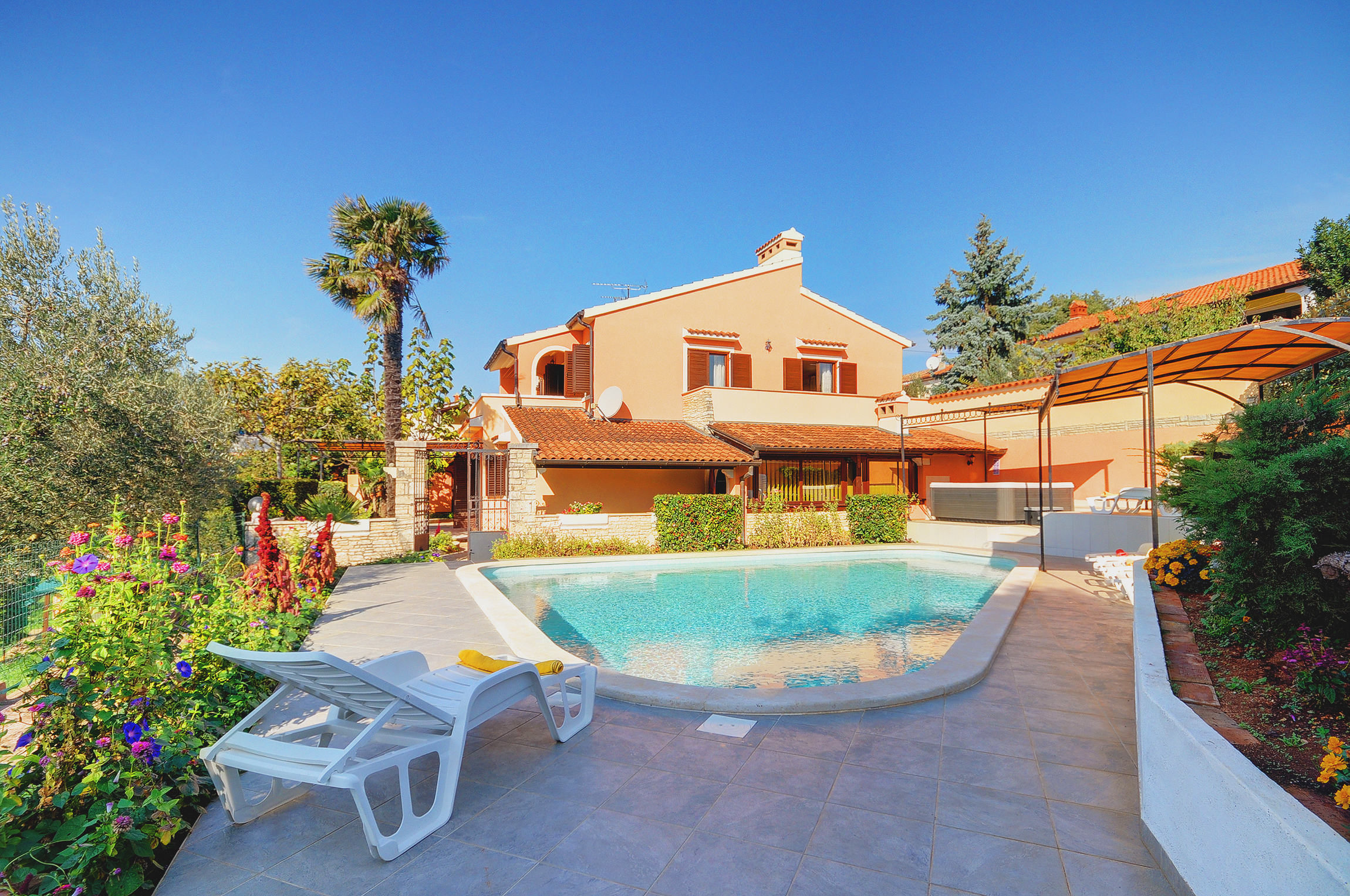 Casa Nicole with a spacious apartment on the ground floor