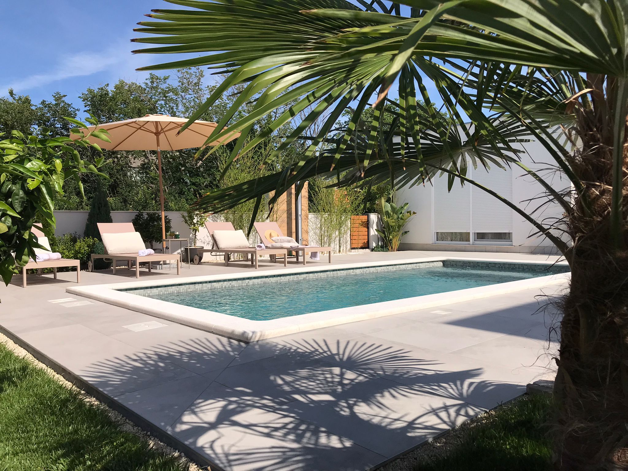 Ferienunterkunft mit Swimmingpool, Grill und Spielplatz