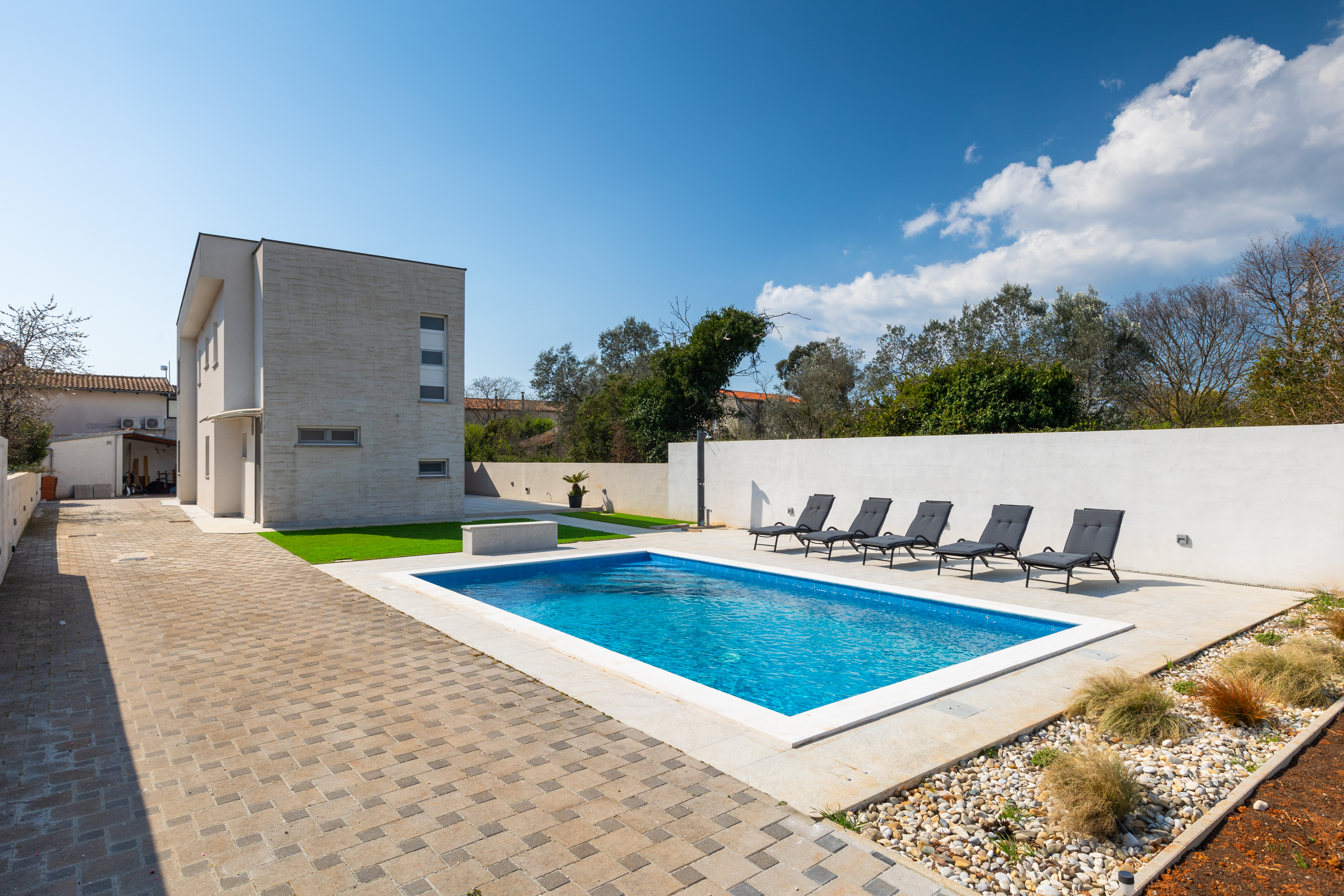 Apartment in a peaceful countryside with a swimming pool