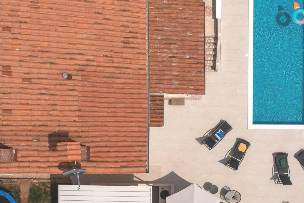 Casa Flores a Peroj, ideale per 8 persone, con piscina e adatta a