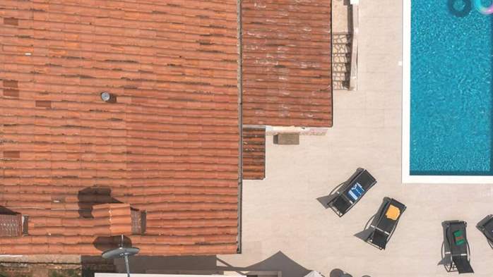 Casa Flores a Peroj, ideale per 8 persone, con piscina e adatta a, 1