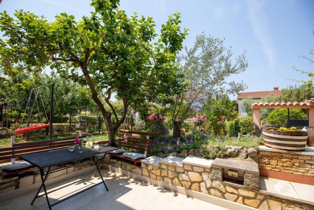 Casa Flores a Peroj, ideale per 8 persone, con piscina e adatta a