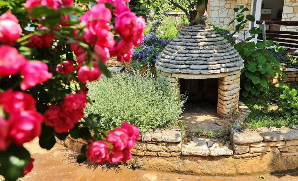 Casa Flores a Peroj, ideale per 8 persone, con piscina e adatta a