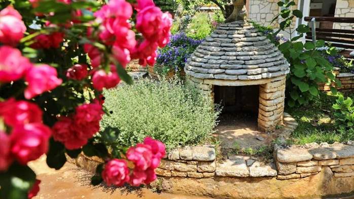 Casa Flores a Peroj, ideale per 8 persone, con piscina e adatta a, 7