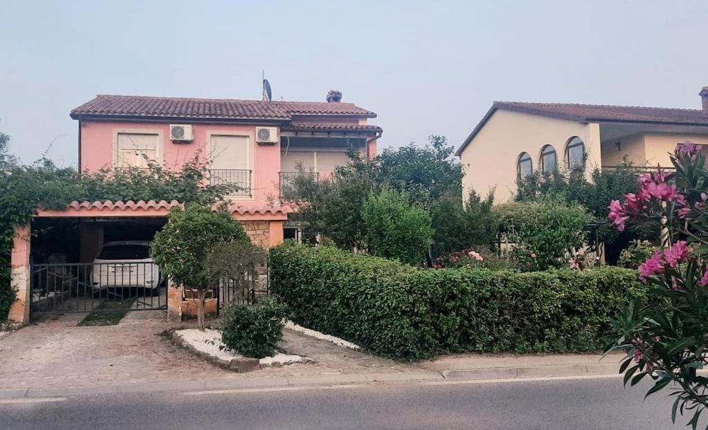 Casa Flores a Peroj, ideale per 8 persone, con piscina e adatta a
