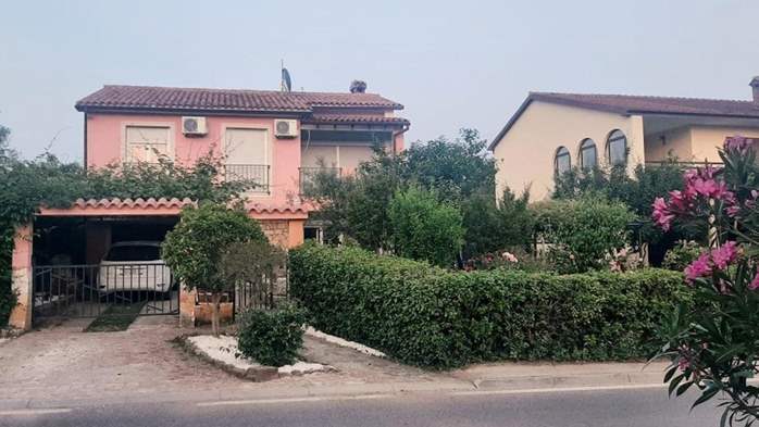 Casa Flores a Peroj, ideale per 8 persone, con piscina e adatta a, 3