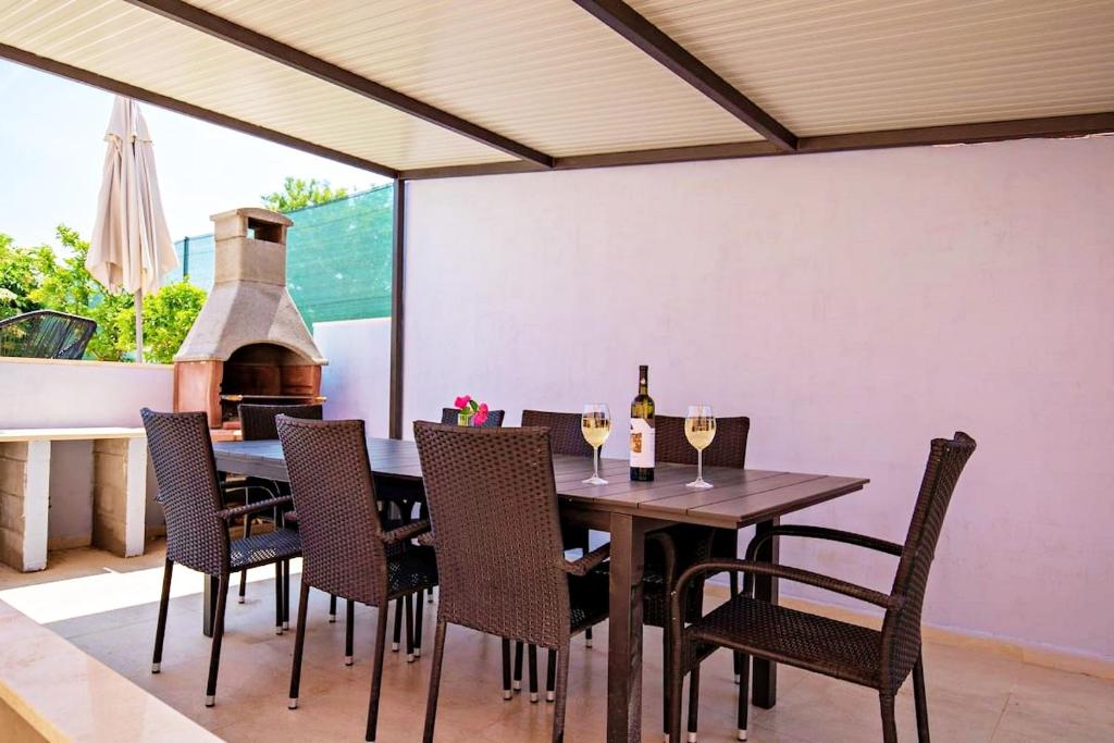 Casa Flores a Peroj, ideale per 8 persone, con piscina e adatta a