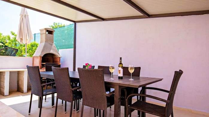 Casa Flores a Peroj, ideale per 8 persone, con piscina e adatta a, 8