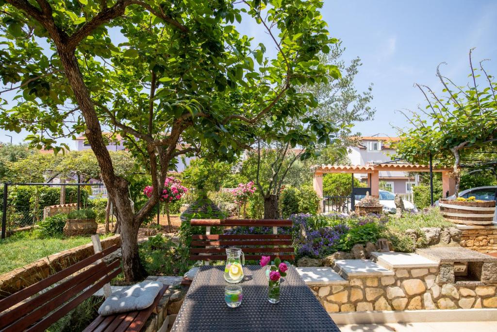 Casa Flores a Peroj, ideale per 8 persone, con piscina e adatta a