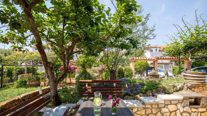 Casa Flores a Peroj, ideale per 8 persone, con piscina e adatta a, 5