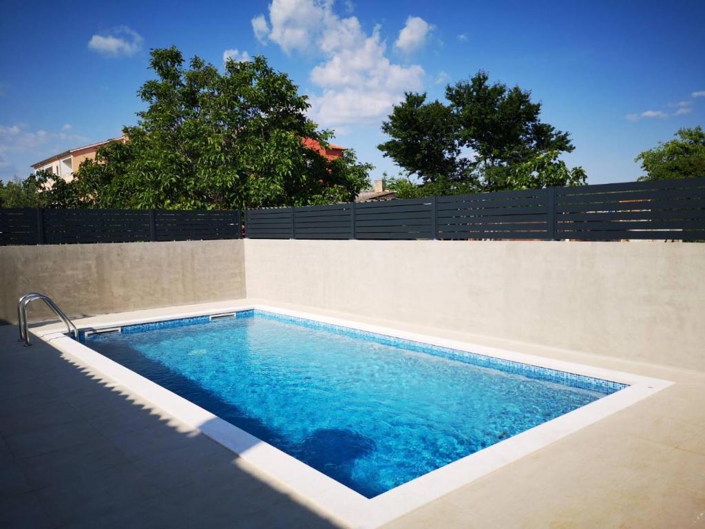 Casa Flores a Peroj, ideale per 8 persone, con piscina e adatta a