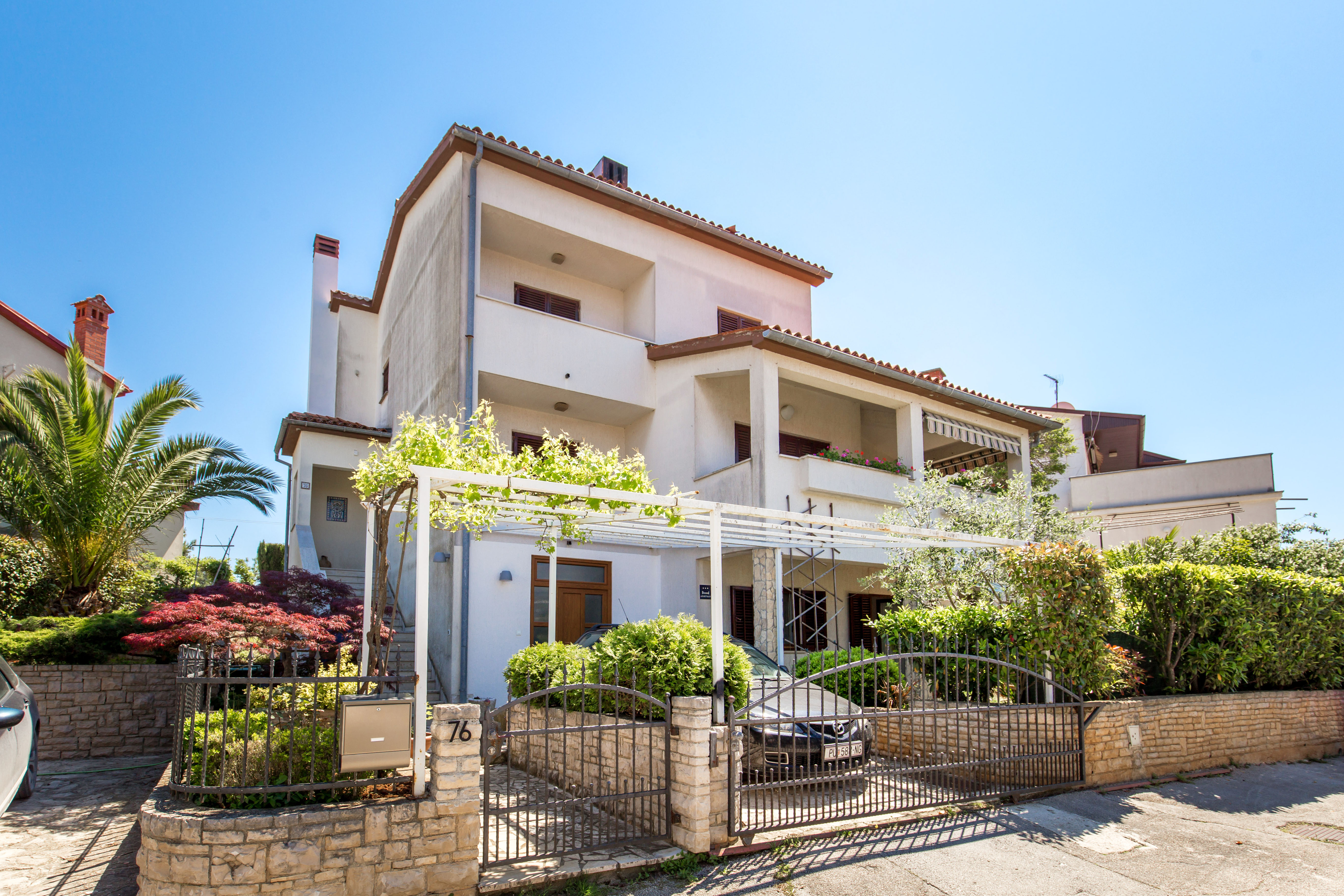The house in Banjole surrounded by greenery offers accommodation