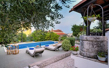 Villa in Ližnjan mit Pool, Sonnenterrasse und eingezäuntem Garten