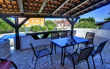 Villa in Ližnjan with private pool, sun terrace and fenced garden