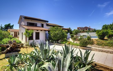 Villa in Ližnjan mit Pool, Sonnenterrasse und eingezäuntem Garten