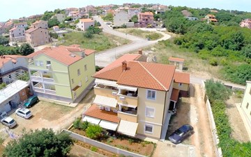 Apartments in Ližnjan, located in a private house, 500 m from sea