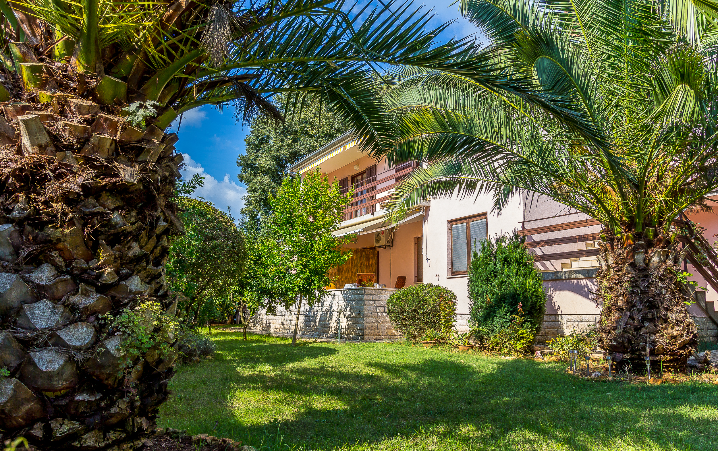 Family house with beautiful garden offers accommodation, Medulin