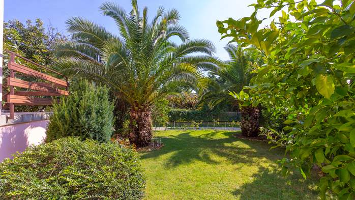 Family house with beautiful garden offers accommodation, Medulin, 24
