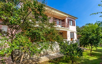Family house with beautiful garden offers accommodation, Medulin
