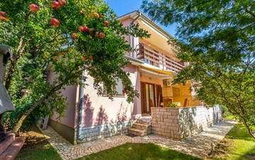 Family house with beautiful garden offers accommodation, Medulin