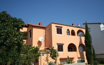 Accommodation in large apartments in Medulin with garden, parking
