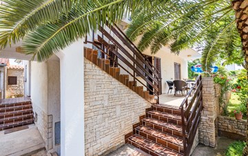 Einfamilienhaus, umgeben von Palmen bietet eine schöne Unterkunft