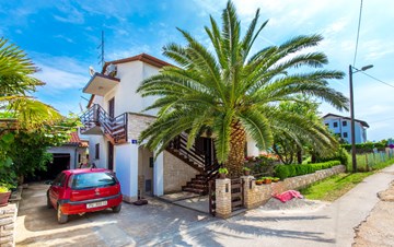 Einfamilienhaus, umgeben von Palmen bietet eine schöne Unterkunft
