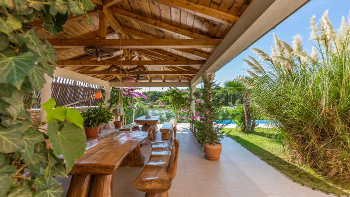 Private house with apartments just by the sea with outdoor pool, 41