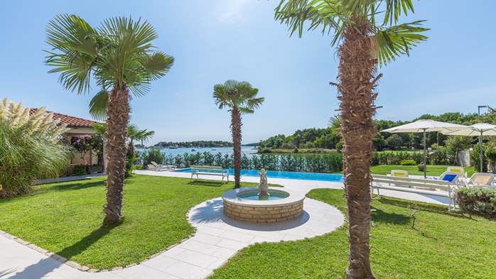 Private house with apartments just by the sea with outdoor pool, 30